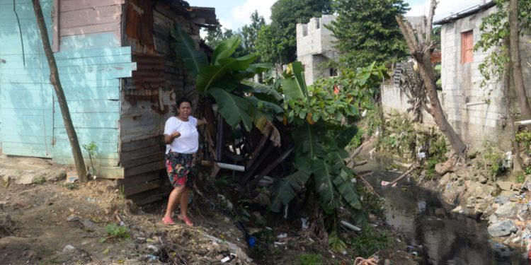 Afectados por inundaciones; sin agua potable y duermen en el suelo