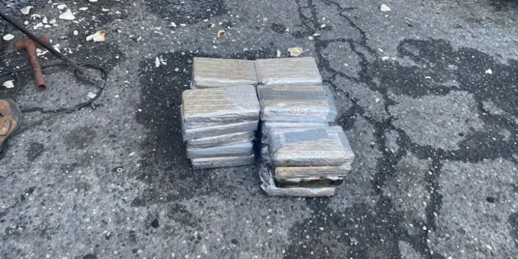 Encuentran 24 paquetes presumiblemente cocaína escondidos en piso contenedor