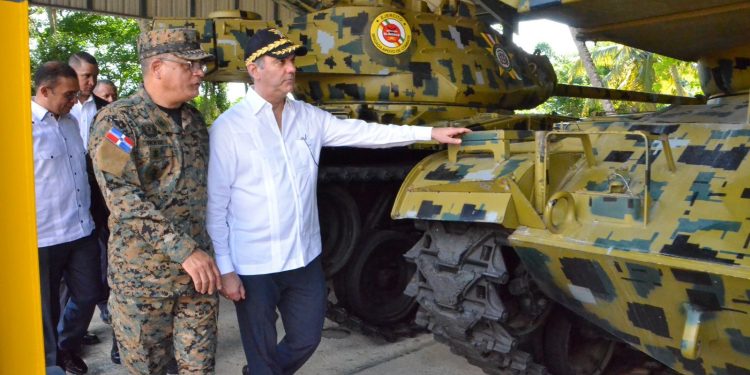 Presidente de la República almuerza con militares del Ejército en Villa Mella