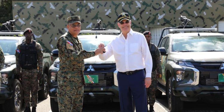 Abinader entrega 40 vehículos al Ejército para reforzar seguridad fronteriza
