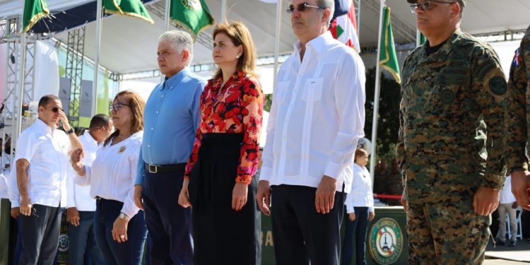 El Presidente Abinader almuerza con miembros del Ejército en Santiago