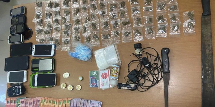 Ministerio Pùblico y  policía apresan en Bahoruco cinco hombres y ocupan 72 porciones de droga