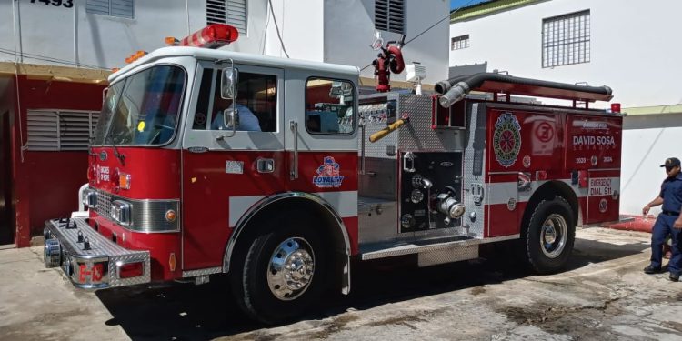 Con desfile de bomberos sepultan uno de sus miembros en Dajabón 