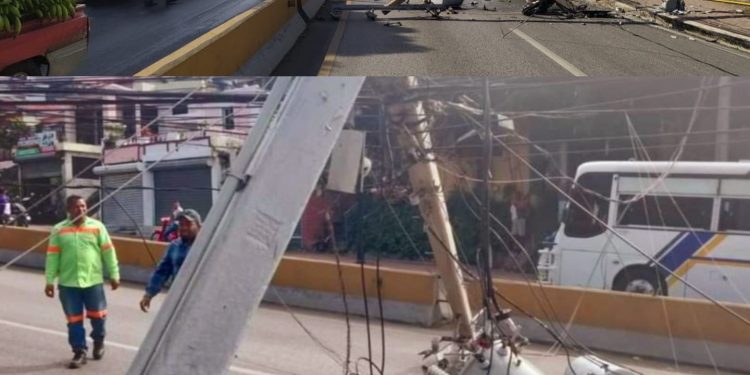 Camión derriba poste eléctrico e interrumpe tránsito en avenida de Puerto Plata
