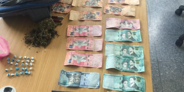 Recuperan motocicleta, ocupa 31 porciones presunta drogas y detienen tres personas en Mao y Dajabón
