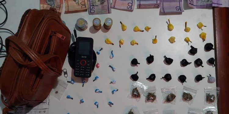Apresan  joven con 77 porciones de presunta marihuana, cocaína y crack en Esperanza