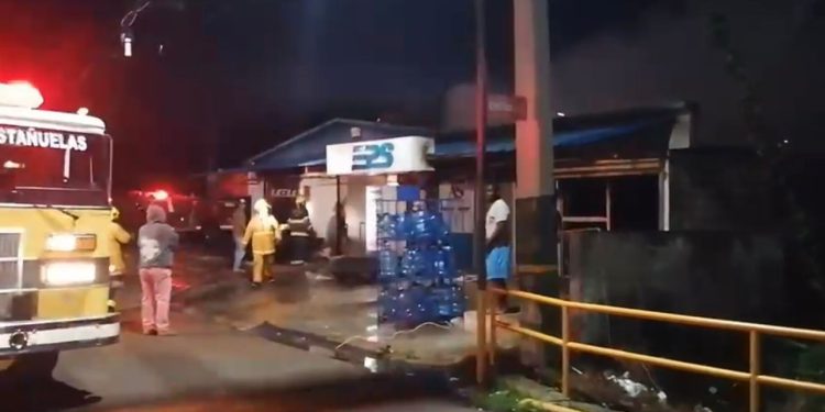 Incendio atribuido a la electricidad destruye plaza comercial y canal de TV en las Matas de Santa Cruz