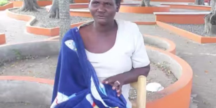 Mujer lleva más de un mes durmiendo al intemperie en el Parque de Partido Dajabón