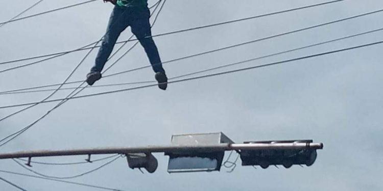 Sujeto se trepa como Spiderman en el tendido eléctrico frente al hospital de Puerto Plata
