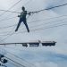 Sujeto se trepa como Spiderman en el tendido eléctrico frente al hospital de Puerto Plata