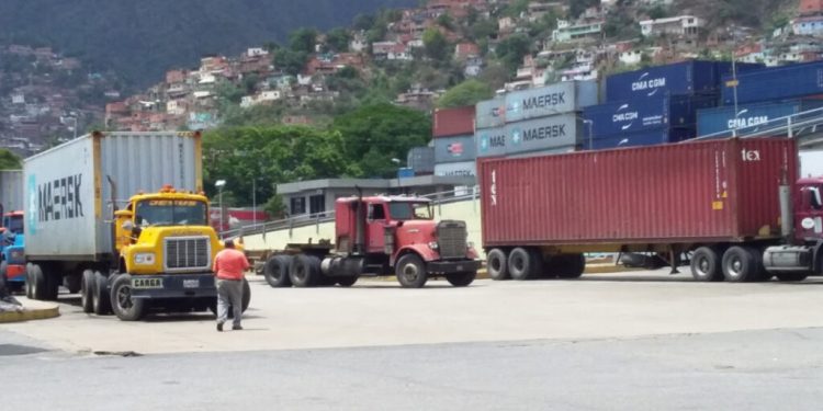 Haitiano secuestra camiones en la frontera porque la Armada le retuvo embarcación