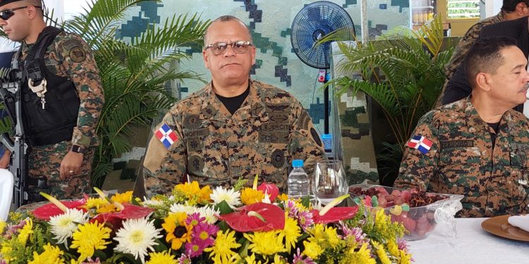 Comandante general del ejército Fernandez Onofre encabezó almuerzos y entrega de regalos a soldados  en Santiago y Dajabón con motivo de navidad