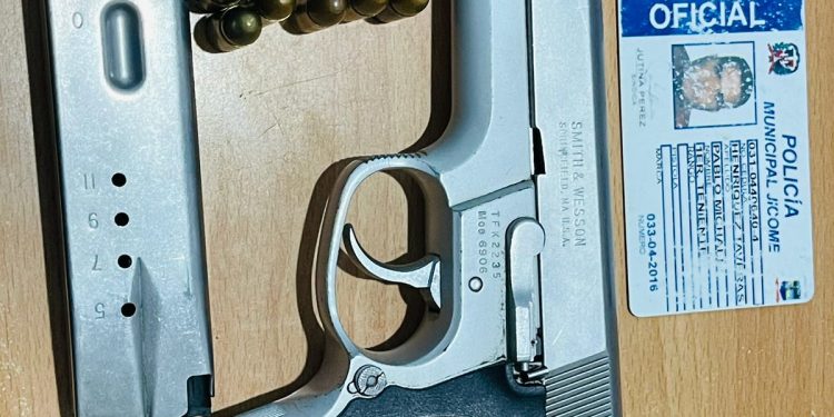 Ocupan pistola ilegal durante persecución policial a conductor  en Esperanza