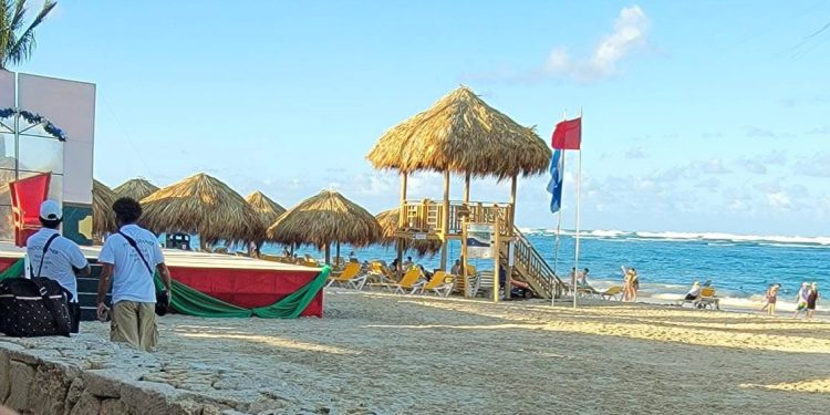 Advierten sobre oleaje peligroso en costas de Puerto Plata y colocan bandera roja en playas