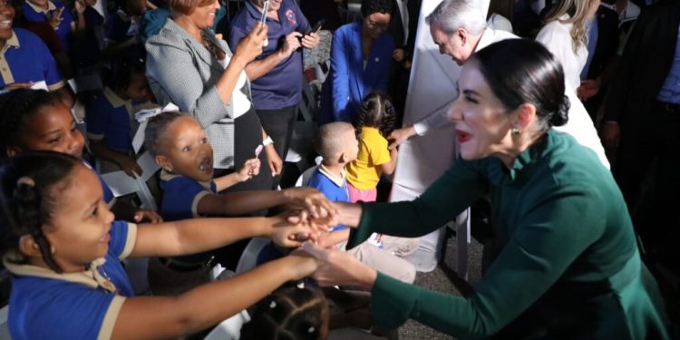 Abinader y Raquel Arbaje inauguran Villa Navidad