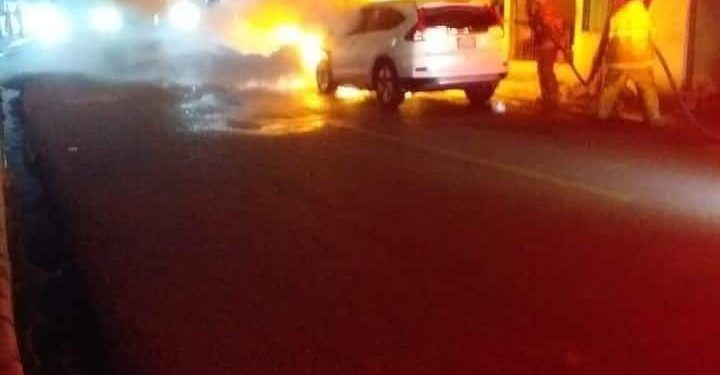 Se incendia vehículo con motor con presunta droga en comunidad de Dajabón