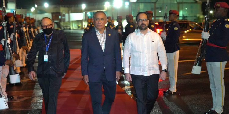 Arriban a RD primer ministro de Belice John Briceño y vicepresidente de El Salvador, Felix Ulloa, para participar en la LVI reunión del SICA