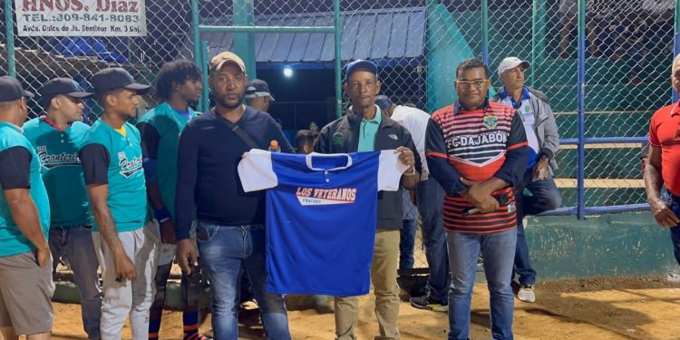 Tony Bengoa entrega 3 Juegos de Uniformes a equipos de Softbol