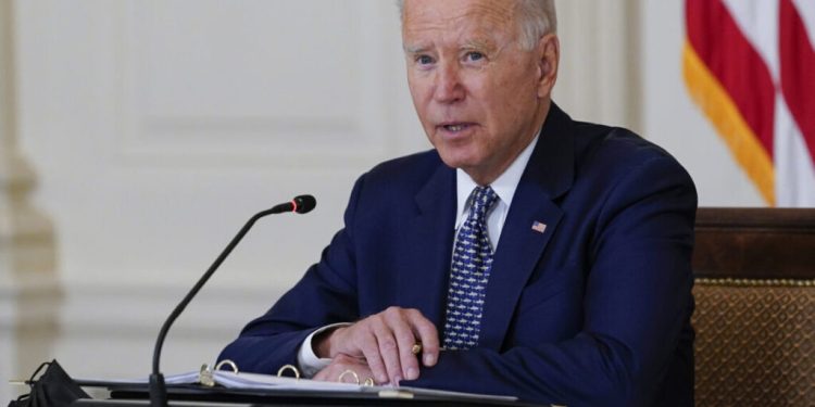Biden presume reducción de flujo de migrantes a EE.UU. tras nueva política