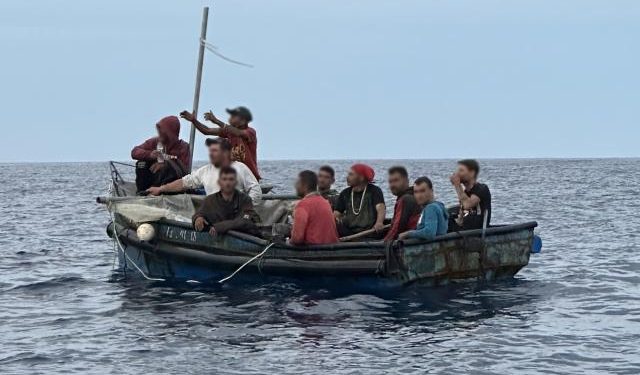 EE.UU. devuelve a Cuba a 83 migrantes irregulares interceptados en el mar