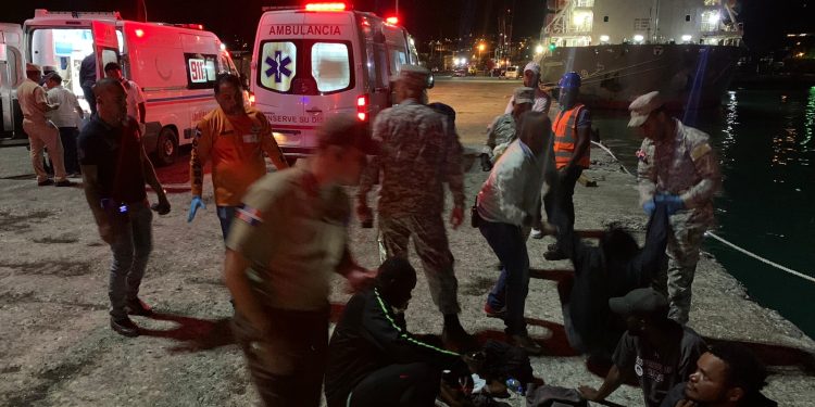 Buque de la armada rescata ocho Dominicanos en a la deriva en alta mar 