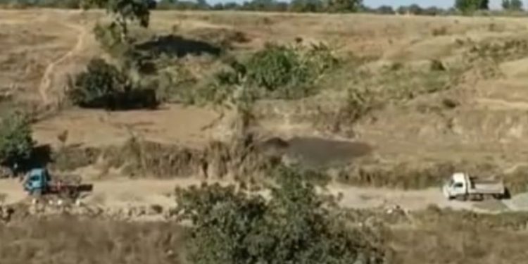 Haitianos depredan el rio masacre al otro lado donde se construye en muro fronterizo en Dajabón 