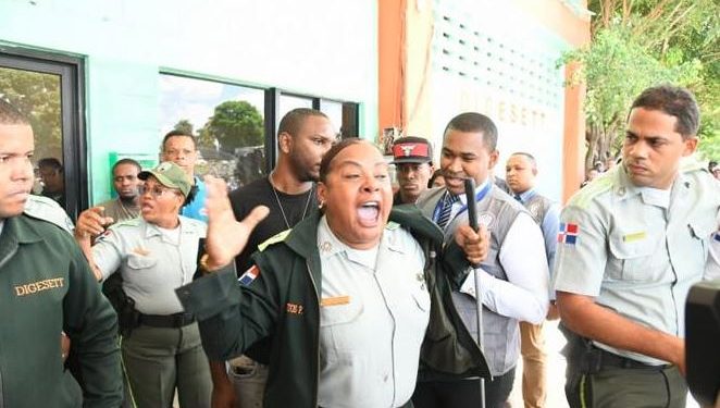 Coronela se libra de ir a juicio por agresión al Defensor del Pueblo y reporteros