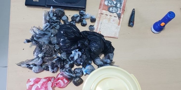 Policías apresan joven en Baní con 101.9 gramos de presuntas drogas