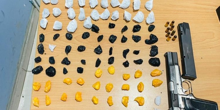 Apresan  hombre con 150 porciones presunta cocaína, marihuana, crack y una pistola ilegal en Esperanza