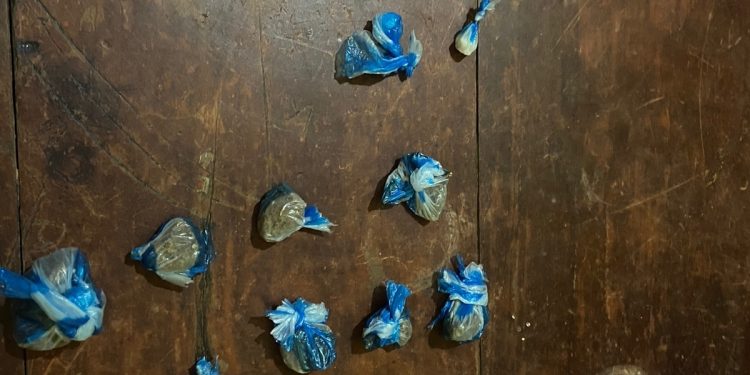 PN desmantela punto y confisca 24 porciones marihuana y crack en Villa Vásquez