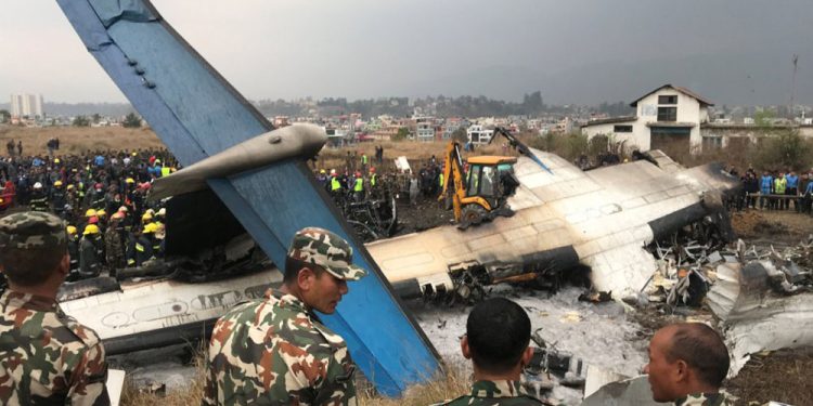 Equipos de rescate en Nepal hallan cajas negras de avión siniestrado