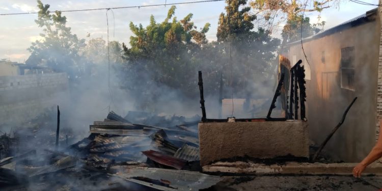 Hijo quema casa de su madre tras esta negarse a darle dinero para comprar droga