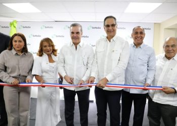Gobierno inaugura obras y entrega 2,298 certificados de títulos en San Pedro de Macorís