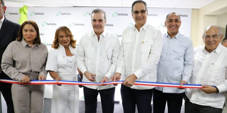 Gobierno inaugura obras y entrega 2,298 certificados de títulos en San Pedro de Macorís