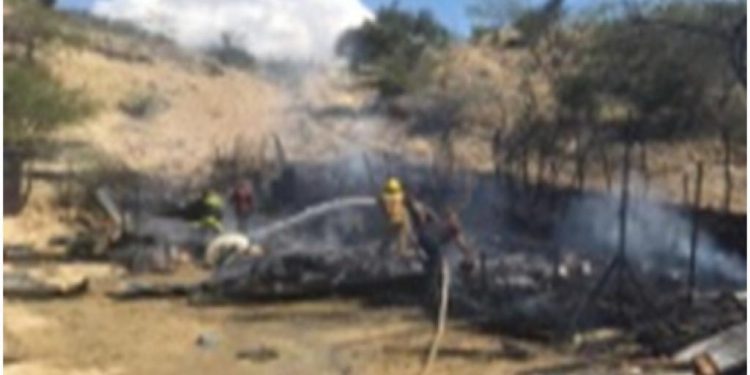 Incendio reduce a cenizas seis habitaciones de una vivienda en Villa Vásquez