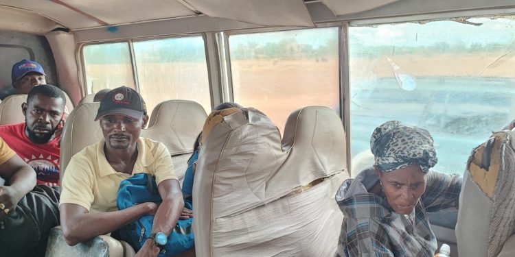 Autoridades ocupan guagua con 10 indocumentados a bordo en Dajabón 