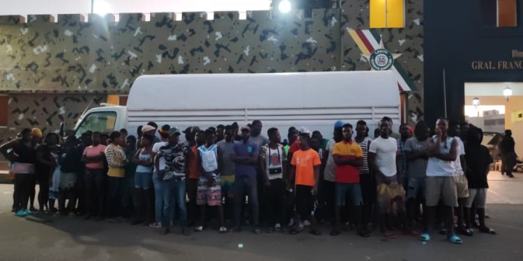 PN apresa conductor que transportaba tres indocumentados haitianos