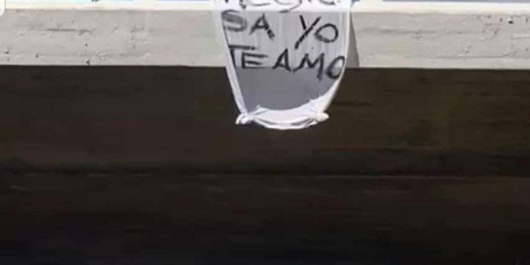 Hombre enamorado cuelga letrero en puente de Puerto Plata implorando regreso de su mujer