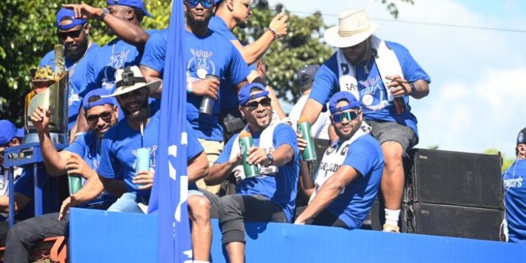 Imágenes: Licey celebra triunfo con caravana en Santo Domingo