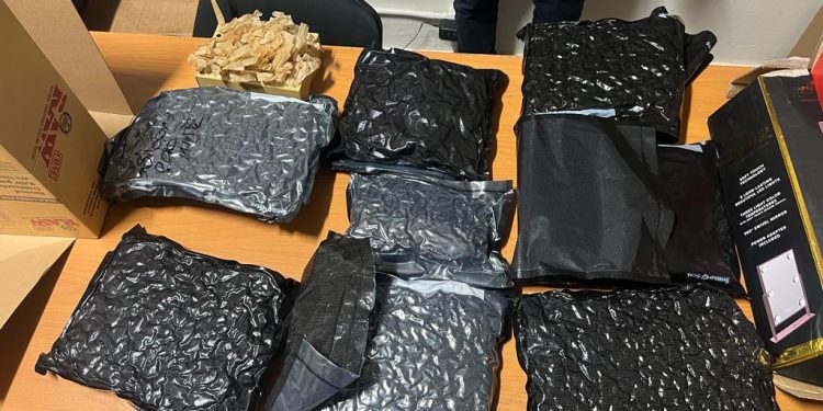 Incautan 8 libras de marihuana sintética camufladas en una caja
