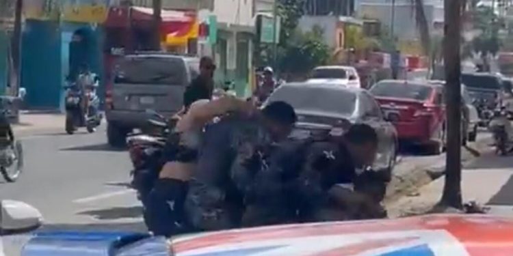 Video: Agentes de la PN se enfrentan a golpes con dos civiles en Higüey