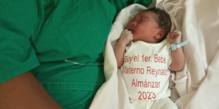 Primer bebé de 2023 es varón y está en perfecto estado de salud