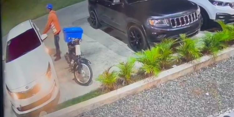 Denuncian robo de vehículo en el Residencial Monumental