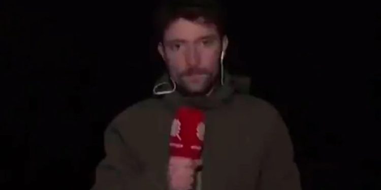 Misil cayó a metros de un periodista cuando se preparaba para transmitir en directo