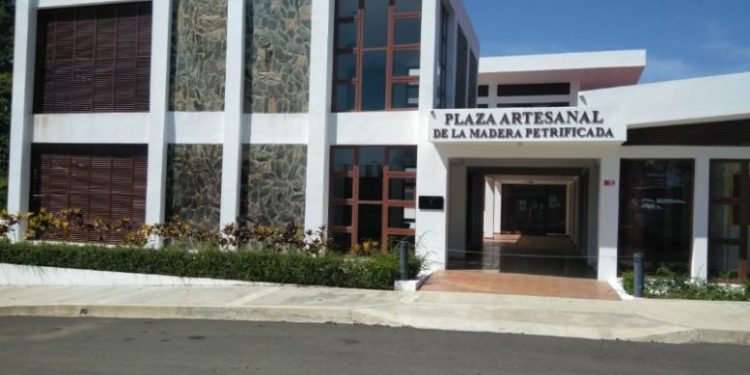 Desconocidos roban en plaza artesanal del municipio de Imbert