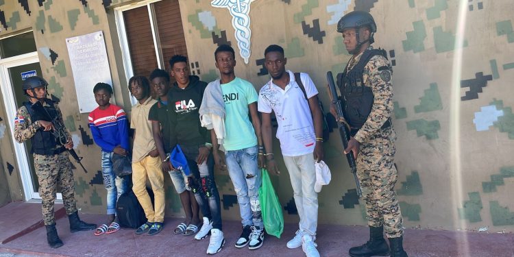 El ejército apresa en la frontera presuntos matadores de policías haitianos