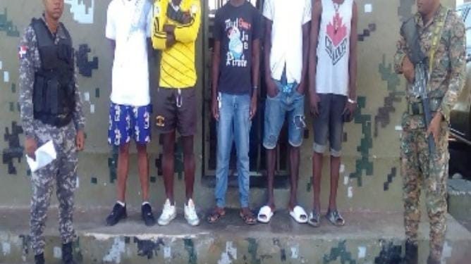 Autoridades detienen cinco indocumentados haitianos sospechosos en Independencia