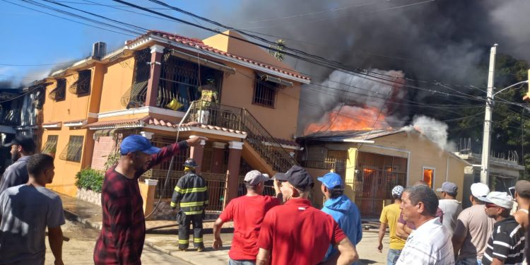 Incendio consume una vivienda y quemó parcialmente otras cuatro en Valverde