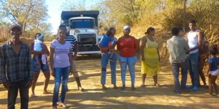 Protestan por tercer día contra constructora del muro fronterizo en Dajabón por extracción de material que contamina la comunidad