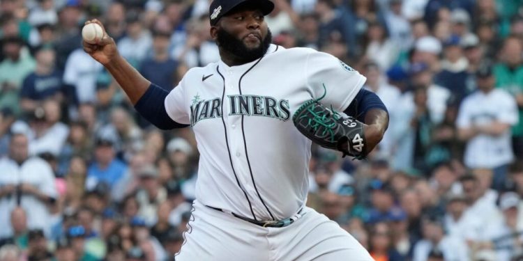 Marineros ganan caso de arbitraje salarial al dominicano Diego Castillo